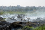 Indijas karavīri cīnās ar ugunsgrēku piesārņotā ezerā