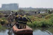 Indijas karavīri cīnās ar ugunsgrēku piesārņotā ezerā - 4