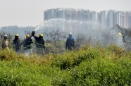 Indijas karavīri cīnās ar ugunsgrēku piesārņotā ezerā - 6