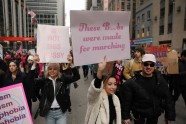 Protesti pret Trampu un par sieviešu tiesībām Ņujorkā - 7