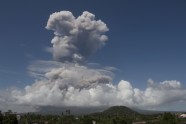 No Mejonas vulkāna Filipīnās paceļas dūmi - 4