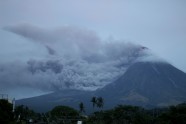 No Mejonas vulkāna Filipīnās paceļas dūmi - 6