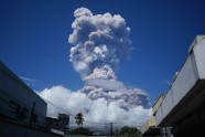 No Mejonas vulkāna Filipīnās paceļas dūmi - 7