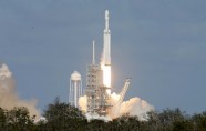 Kosmosā palaiž 'SpaceX' raķeti 'Falcon Heavy'