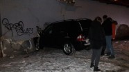 Ķengaragā garāžas sienā ienesas 'Mercedes-Benz' - 1