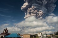 Indonēzijā vulkāna izvirdums ieskauj ciemus putekļos - 2