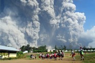 Indonēzijā vulkāna izvirdums ieskauj ciemus putekļos - 3