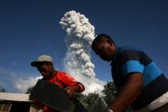 Indonēzijā vulkāna izvirdums ieskauj ciemus putekļos - 4
