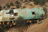 Peru no ceļa 'noiet' autobuss; vismaz 36 bojā gājušie - 2