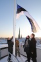 Rīgas pils Svētā Gara tornī Renārs Kaupers paceļ Igaunijas karogu