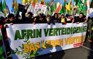 Berlīnē vairāki tūkstoši protestē pret Turcijas operāciju Sīrijā - 12