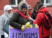 Solidaritātes gājienā par sieviešu tiesībām Latvijā dodas vairāk nekā simts cilvēku - 13