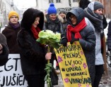 Solidaritātes gājienā par sieviešu tiesībām Latvijā dodas vairāk nekā simts cilvēku - 4