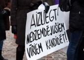 Solidaritātes gājienā par sieviešu tiesībām Latvijā dodas vairāk nekā simts cilvēku - 6