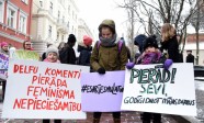 Solidaritātes gājienā par sieviešu tiesībām Latvijā dodas vairāk nekā simts cilvēku - 10