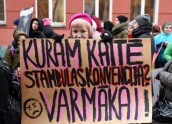 Solidaritātes gājienā par sieviešu tiesībām Latvijā dodas vairāk nekā simts cilvēku - 12
