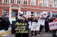 Solidaritātes gājienā par sieviešu tiesībām Latvijā dodas vairāk nekā simts cilvēku - 14