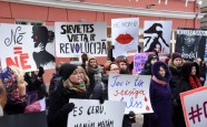 Solidaritātes gājienā par sieviešu tiesībām Latvijā dodas vairāk nekā simts cilvēku - 15