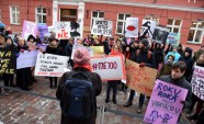 Solidaritātes gājienā par sieviešu tiesībām Latvijā dodas vairāk nekā simts cilvēku - 16