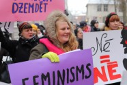 Solidaritātes gājienā par sieviešu tiesībām Latvijā dodas vairāk nekā simts cilvēku - 21