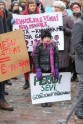 Solidaritātes gājienā par sieviešu tiesībām Latvijā dodas vairāk nekā simts cilvēku - 24