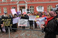 Solidaritātes gājienā par sieviešu tiesībām Latvijā dodas vairāk nekā simts cilvēku - 25