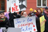 Solidaritātes gājienā par sieviešu tiesībām Latvijā dodas vairāk nekā simts cilvēku - 27