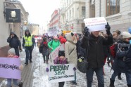 Solidaritātes gājienā par sieviešu tiesībām Latvijā dodas vairāk nekā simts cilvēku - 28