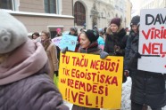Solidaritātes gājienā par sieviešu tiesībām Latvijā dodas vairāk nekā simts cilvēku - 31