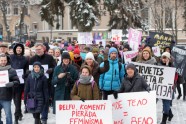 Solidaritātes gājienā par sieviešu tiesībām Latvijā dodas vairāk nekā simts cilvēku
