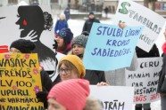 Solidaritātes gājienā par sieviešu tiesībām Latvijā dodas vairāk nekā simts cilvēku - 33