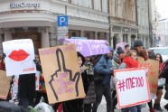 Solidaritātes gājienā par sieviešu tiesībām Latvijā dodas vairāk nekā simts cilvēku - 35