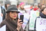 Solidaritātes gājienā par sieviešu tiesībām Latvijā dodas vairāk nekā simts cilvēku - 36