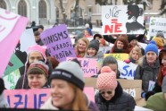 Solidaritātes gājienā par sieviešu tiesībām Latvijā dodas vairāk nekā simts cilvēku - 37