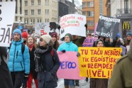 Solidaritātes gājienā par sieviešu tiesībām Latvijā dodas vairāk nekā simts cilvēku - 38