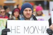 Solidaritātes gājienā par sieviešu tiesībām Latvijā dodas vairāk nekā simts cilvēku - 39