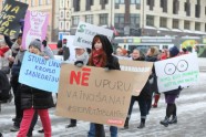 Solidaritātes gājienā par sieviešu tiesībām Latvijā dodas vairāk nekā simts cilvēku - 40