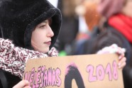 Solidaritātes gājienā par sieviešu tiesībām Latvijā dodas vairāk nekā simts cilvēku - 42