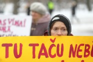 Solidaritātes gājienā par sieviešu tiesībām Latvijā dodas vairāk nekā simts cilvēku - 44