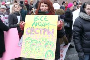 Solidaritātes gājienā par sieviešu tiesībām Latvijā dodas vairāk nekā simts cilvēku - 48