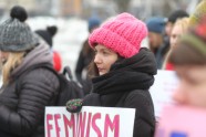 Solidaritātes gājienā par sieviešu tiesībām Latvijā dodas vairāk nekā simts cilvēku - 49