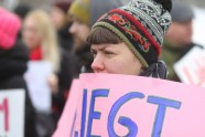 Solidaritātes gājienā par sieviešu tiesībām Latvijā dodas vairāk nekā simts cilvēku - 50