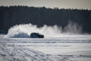 Šlēgelmilhs ar 'BMW X5' pa ledu brauc kā bobslejā - 3