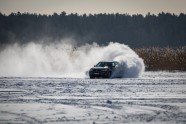 Šlēgelmilhs ar 'BMW X5' pa ledu brauc kā bobslejā - 4