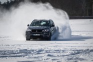 Šlēgelmilhs ar 'BMW X5' pa ledu brauc kā bobslejā - 5