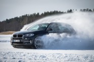 Šlēgelmilhs ar 'BMW X5' pa ledu brauc kā bobslejā - 6