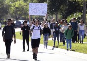 ASV jaunieši protestē pret ieročiem - 15