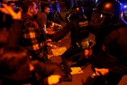 Barselonā izceļas sadursmes par katalāņu politiķu apcietināšanu