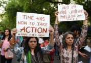 Indijā par kārtējo izvarošanas gadījumu sākas protesti - 10
