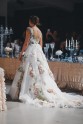 Sabiedrībā zināmas dāmas izrāda līgavu kleitas - 22
